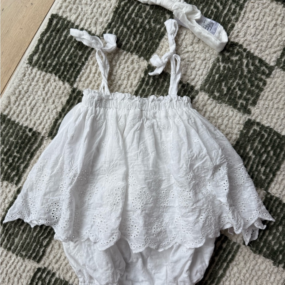 Miniclasix romper in white eyelet lace with headband
